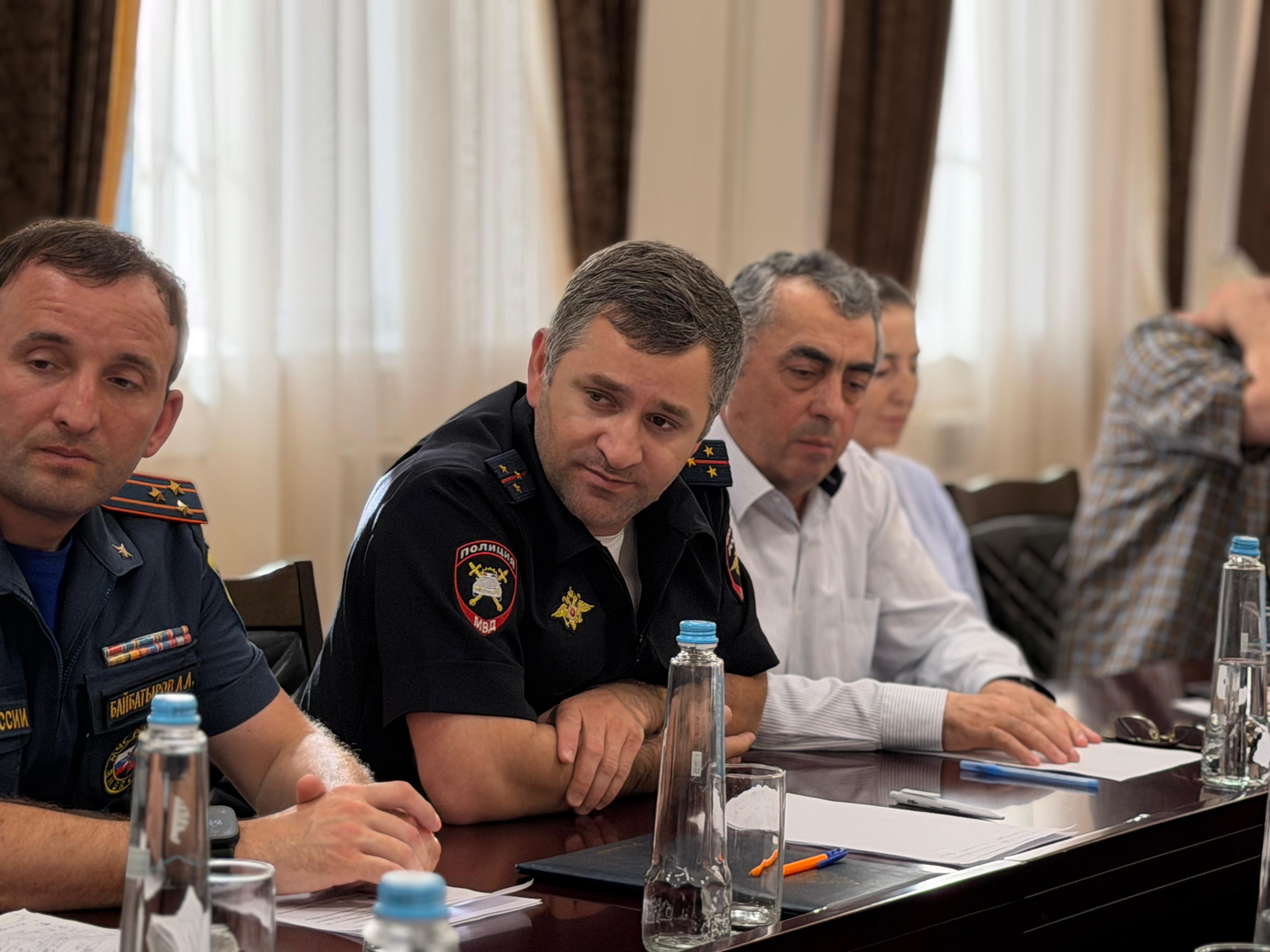 В рамках совещания по вопросам обеспечения безопасности туристов представители профильных ведомств проинформировали участников о проводимой работе и дополнительных мерах контроля, реализуемых в период туристического сезона.
